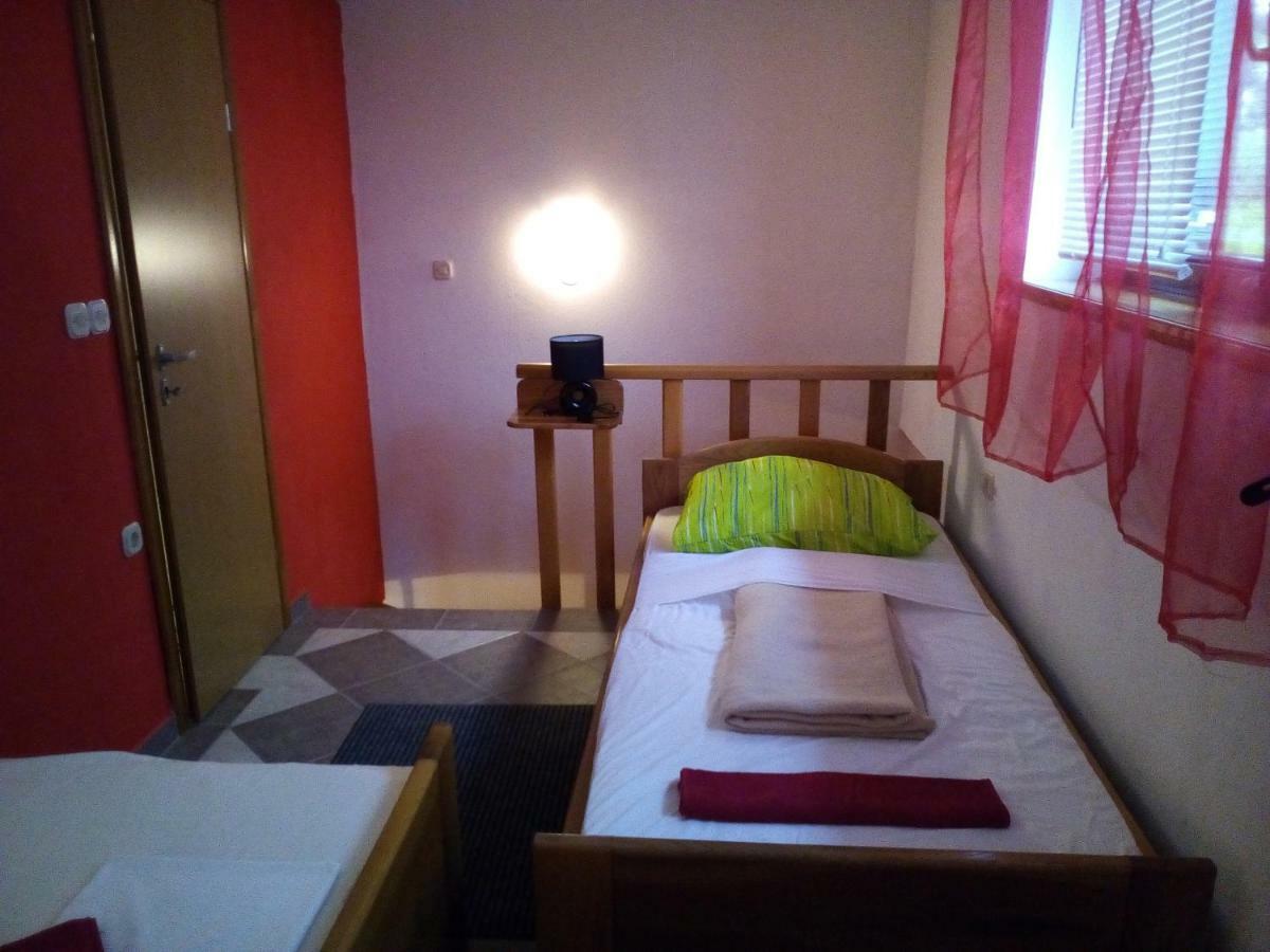 Studio Apartman Hrast Seline Exteriör bild
